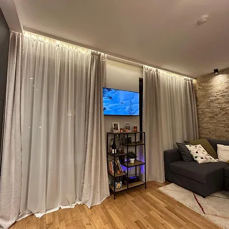 Апартамент Ski-in Flat Next To Road At Mountain View Банско