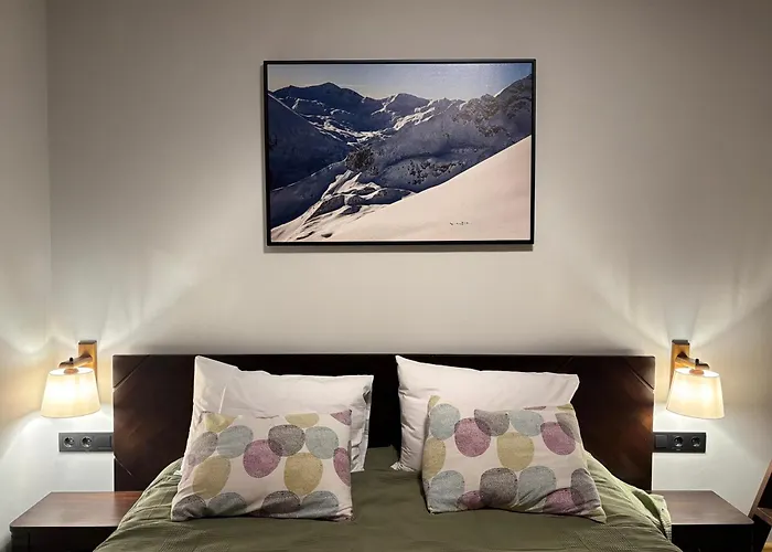 Ski-in Flat Next To Road At Mountain View *